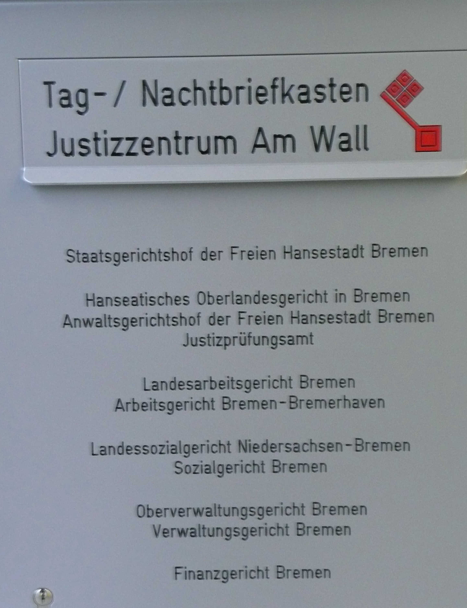Das Bild zeigt den Nachtbriefkasten im Eingangsbereich des Justizzentrum Am Wall