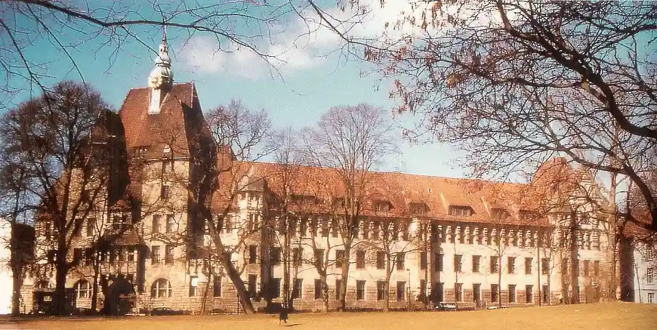 Das Bild zeigt das ehemalige Polizeihaus mit der Sicht aus Richtung Am Wall