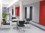 Das Bild zeigt den Wartebereich im Erdgeschoss des Justizzentrum Am Wall