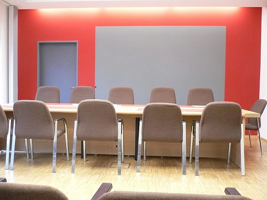 Das Bild zeigt einen Sitzungssaal im Justizzentrum Am Wall
